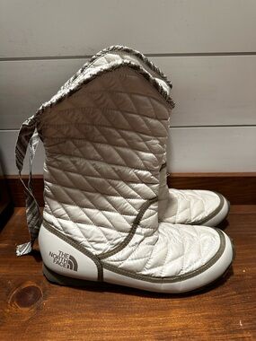 Women’s Cream The North Face Thermoball Roll Down Bootie II Winter Boots Size 9